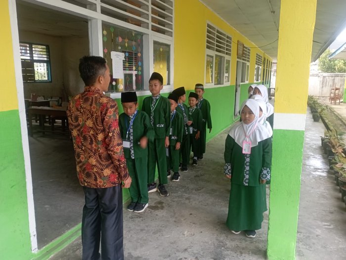 Pengawas Ujian MIN 1 Kerinci Pastikan Kesiapan dan Ketertiban Peserta Sebelum Memasuki Ruang Ujian
