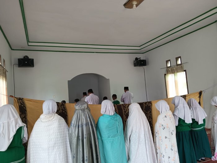 Tanamkan Kedisiplinan dan Keimanan, Siswa MIN 1 Kerinci Rutin Melaksanakan Salat Berjamaah
