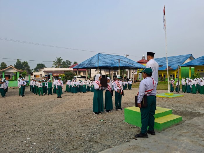 Khidmat dan Penuh Semangat, Siswa MIN 1 Kerinci Bacakan Teks UUD 1945 dalam Upacara Khidmat dan Penuh Semangat, Siswa MIN 1 Kerinci Bacakan Teks UUD 1945 dalam Upacara