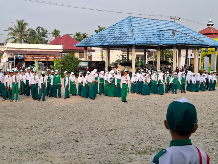 Jaga Kesehatan di Tengah Kabut Asap, Siswa MIN 1 Kerinci Gunakan Masker Saat ke Madrasah