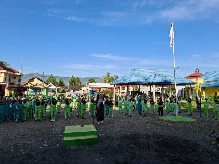 Tingkatkan Kebugaran, Murid dan Guru MIN 1 Kerinci Gelar Senam Pagi Bersama