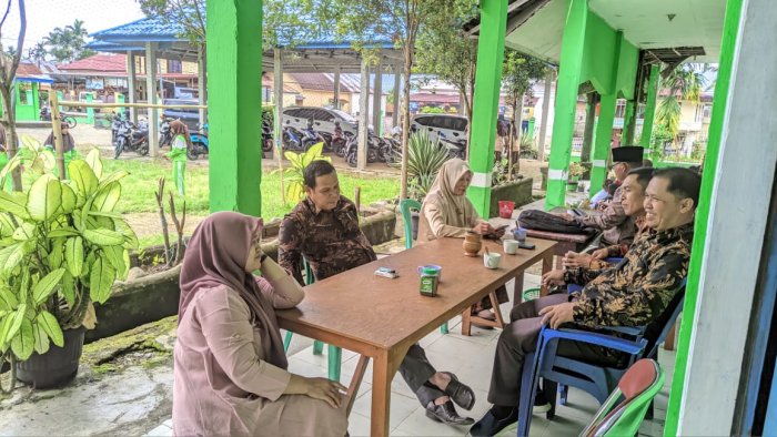 Komitmen dan Tanggung Jawab, Guru MIN 1 Kerinci Tetap Semangat Menjalankan Piket