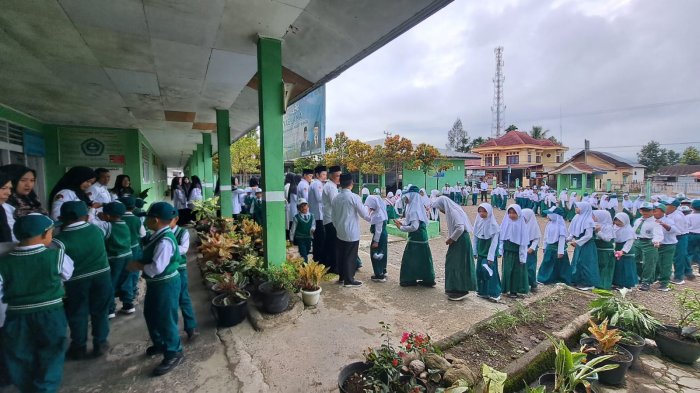 Tanamkan Akhlakul Karimah, Siswa MIN 1 Biasakan Salaman Usai Apel