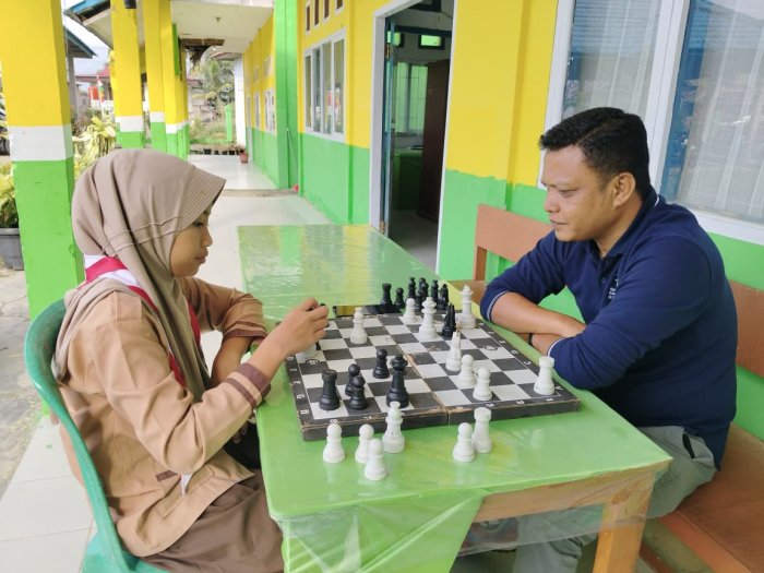 Persiapan KOMPAS Madrasah, Siswa MIN 1 Kerinci Matangkan Strategi Catur Didampingi Pak Jerta Tridiwanto, M.Pd. Persiapan KOMPAS Madrasah, Siswa MIN 1 Kerinci Matangkan Strategi Catur Didampingi Pak Jerta Tridiwanto, M.Pd.