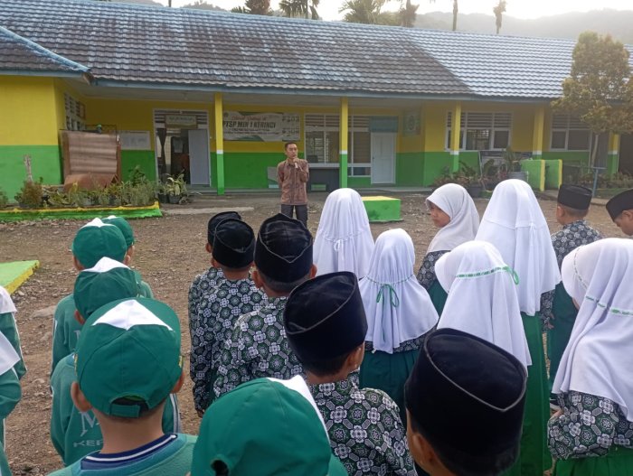 Awali Hari dengan Inspirasi: Guru Piket Berikan Pembinaan Pagi kepada Siswa