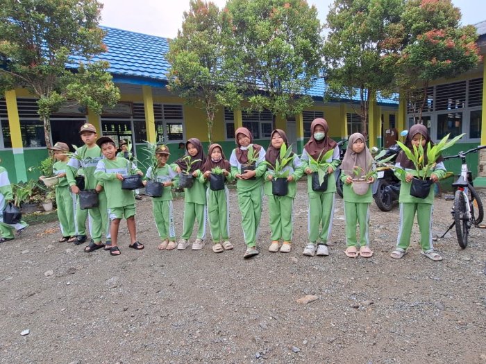 Belajar dari Alam, Keluarga Besar MIN 1 Kerinci Kenalkan Manfaat Tanaman Toga Belajar dari Alam, Keluarga Besar MIN 1 Kerinci Kenalkan Manfaat Tanaman Toga