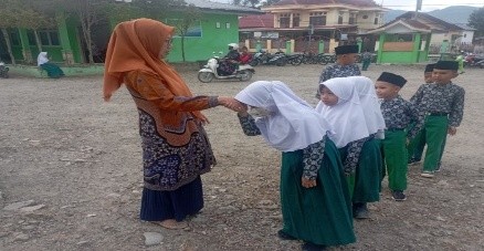 Peran Budaya Salim dalam Membentuk Karakter dan Meningkatkan Adab Siswa di Lingkungan Pendidikan MIN 1 Kerinci