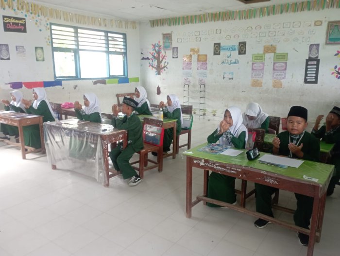 Mengawali Hari Kedua Ujian dengan Doa dan Harapan di MIN 1 Kerinci