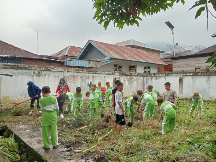 Semangat Gotong Royong, Siswa MIN 1 Kerinci Tata dan Bersihkan Pekarangan Belakang Madrasah