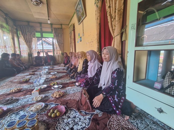 Doa dan Silaturahmi Mengalir, Warga Madrasah MIN 1 Kerinci Takziah ke Rumah Keluarga Guru