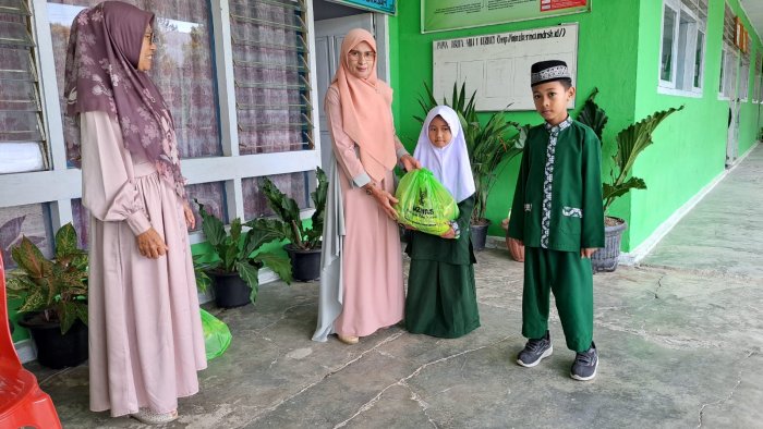 Kepala Madrasah Hasminiyeti, S.S.Ag., M.Pd. Serahkan Bantuan Sembako BAZNAS kepada Siswa MIN 1 Kerinci