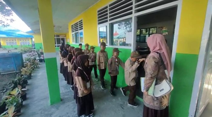 Pembiasaan Akhlakul Karimah: Siswa MIN 1 Kerinci Santun Menyapa Guru dan Tertib Mengantre Sebelum Belajar