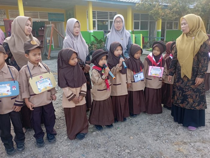 Melatih Keberanian dan Kemampuan Tilawah, Siswa Kelas 1 MIN 1 Kerinci Membaca Surat Pendek di Depan Teman-Teman