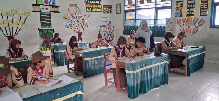 Semangat Meraih Prestasi, Siswa MIN 1 Kerinci Serius Menyelesaikan Soal Ujian