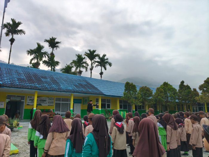 Kamis Pagi Penuh Semangat, MIN 1 Kerinci Gelar Apel Kedisiplinan Dipimpin Bapak Imil Ahmad, S.Pd.I