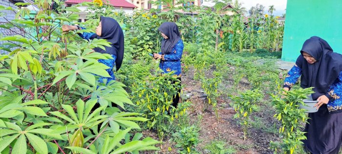 Menanam Kepedulian, Memanen Kebersamaan: Mengolah Hasil Kebun dengan Penuh Syukur