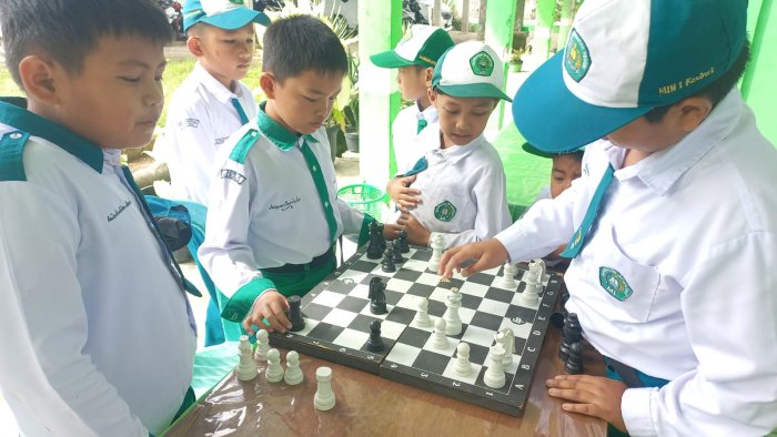Manfaatkan Jam Istirahat dengan Bermain Catur: Strategi Cerdas Murid MIN 1 Kerinci