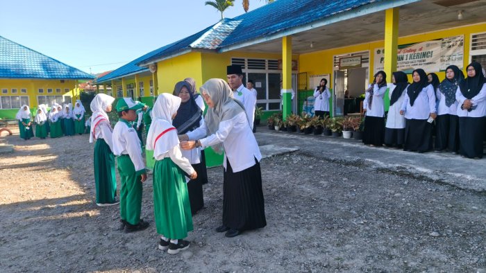 Pemasangan Cocarde Menjadi Simbol Dimulainya Ujian Semester Genap Tahun Pelajaran 2025/2026