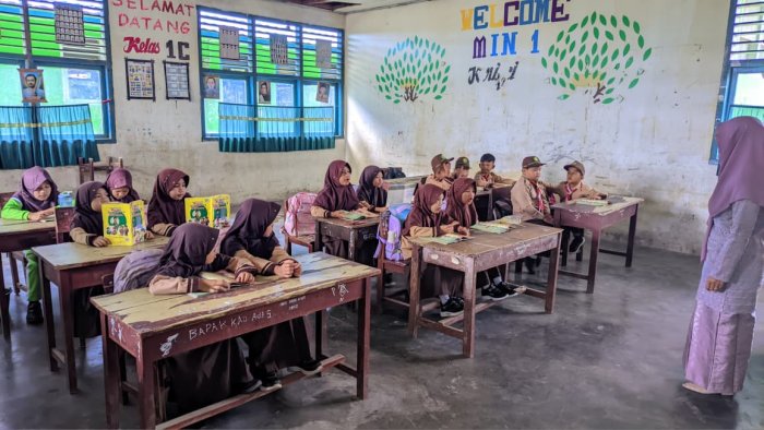 Bangun Karakter Islami, Peserta Didik Kelas II MIN 1 Kerinci Membaca Doa dan Ayat Pendek Sebelum Belajar