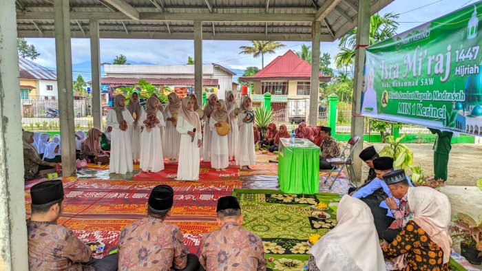 Lantunan Qasidah Rebana Murid MIN 1 Kerinci Meneladani Perjalanan Agung Isra Miraj Nabi Muhammad 