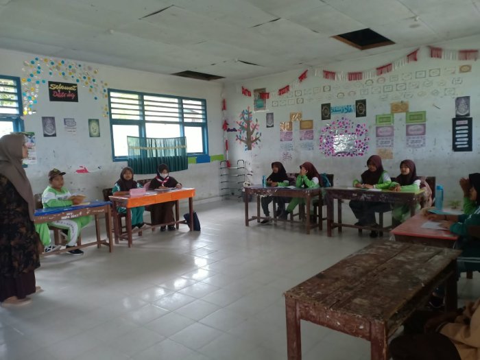 Lantunan Hafalan Hadis Warnai Kegiatan Keagamaan Siswa Kelas 5A MIN 1 Kerinci Lantunan Hafalan Hadis Warnai Kegiatan Keagamaan Siswa Kelas 5A MIN 1 Kerinci