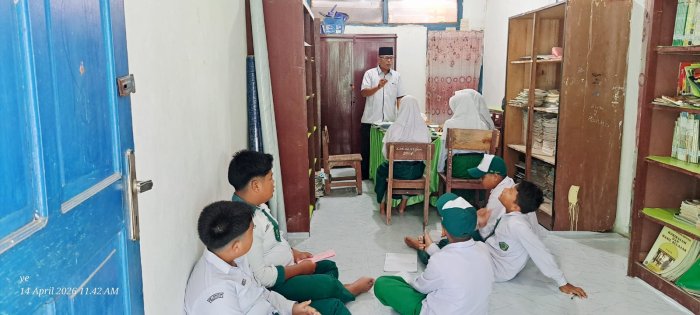 Menambah Wawasan, Kelas IV B MIN 1 Kerinci Belajar di Pustaka Sekolah