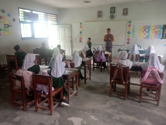 Awali Pembelajaran dengan Doa, Guru Bimbing Siswa di Kelas