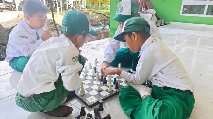 Istirahat Produktif, Siswa MIN 1 Kerinci Asah Strategi dan Sportivitas Lewat Permainan Catur