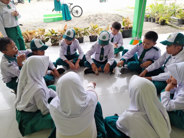 Jam Istirahat Seru, Siswa MIN 1 Kerinci Asah Kekompakan dan Kecepatan Berpikir Melalui Permainan Tebak Kata