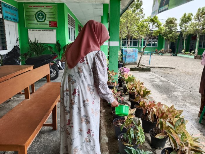 Menumbuhkan Budaya Peduli Lingkungan di Lingkungan Madrasah: Langkah Nyata Warga MIN 1 Kerinci