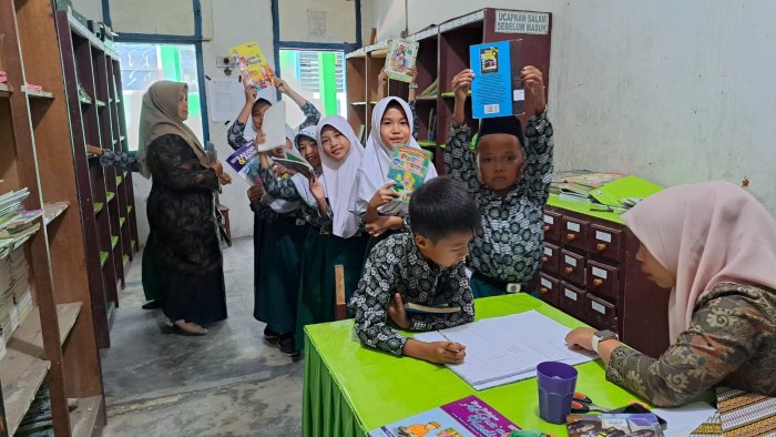 Cerianya Siswa MIN 1 Kerinci Saat Memilih dan Meminjam Buku Favorit di Perpustakaan