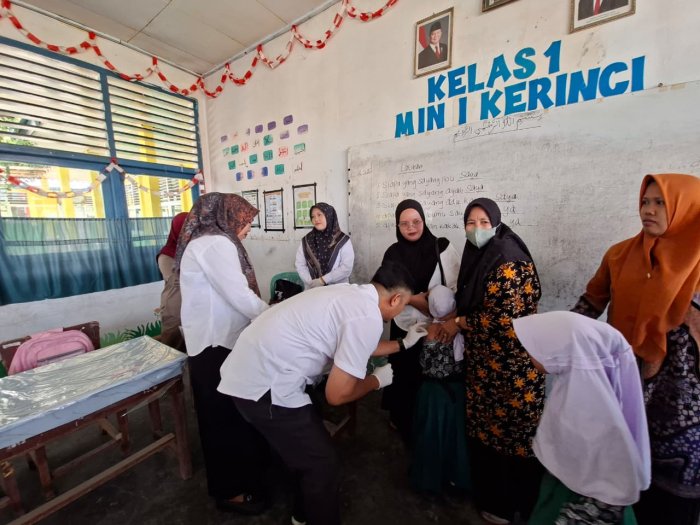 Cegah Kanker Serviks Sejak Dini, Siswa MIN 1 Kerinci Ikuti Imunisasi HPV Bersama Puskesmas Kemantan