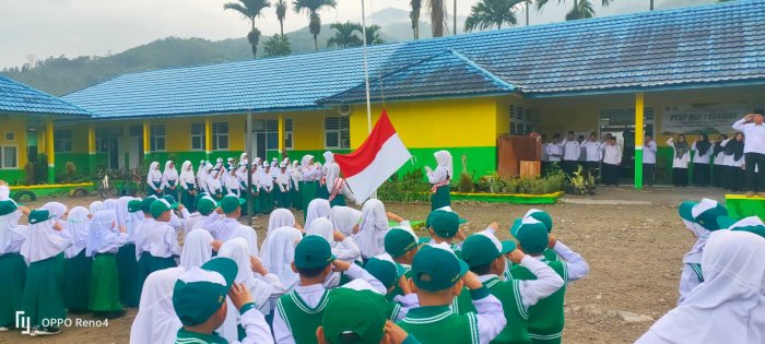 Awali Pekan dengan Semangat Kebangsaan, Warga MIN 1 Kerinci Khidmat Ikuti Upacara Bendera