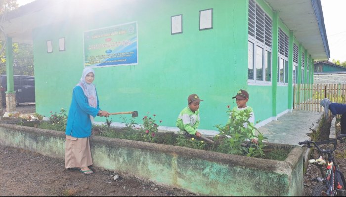 Kepala Madrasah Hasminiyeti Turun Langsung dalam Kegiatan Gotong Royong MIN 1 Kerinci