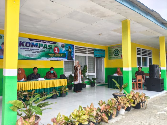 Mantapkan Mental Peserta, Kepala MIN 1 Kerinci Berikan Arahan Jelang Lomba KOMPAS Cabang Puisi dan Bertutur Mantapkan Mental Peserta, Kepala MIN 1 Kerinci Berikan Arahan Jelang Lomba KOMPAS Cabang Puisi dan Bertutur