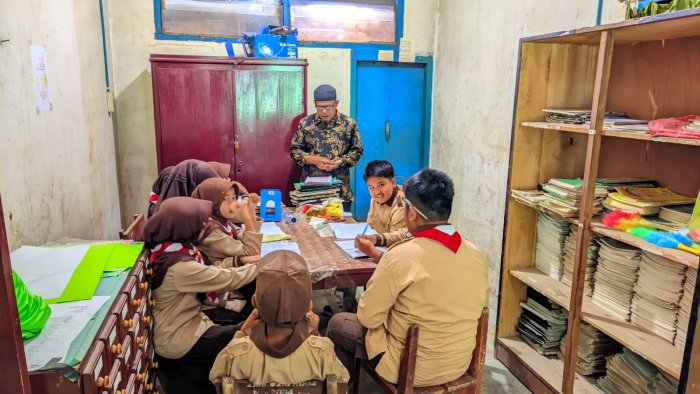 Perkuat Budaya Literasi, Siswa Kelas V MIN 1 Kerinci Belajar di Perpustakaan