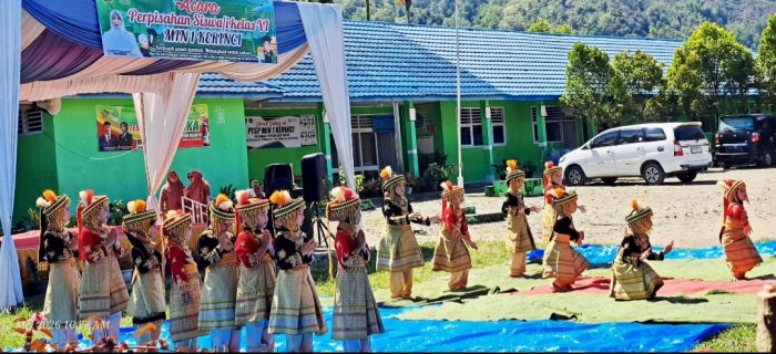 Penampilan Tari Nusantara Meriahkan Acara Perpisahan Kelas VI MIN 1 Kerinci