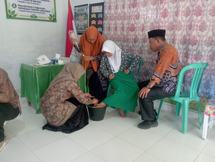 Sehat, Ceria, dan Peduli: Semangat UKS MIN 1 Kerinci dalam Mewujudkan Madrasah Sehat Sehat, Ceria, dan Peduli: Semangat UKS MIN 1 Kerinci dalam Mewujudkan Madrasah Sehat