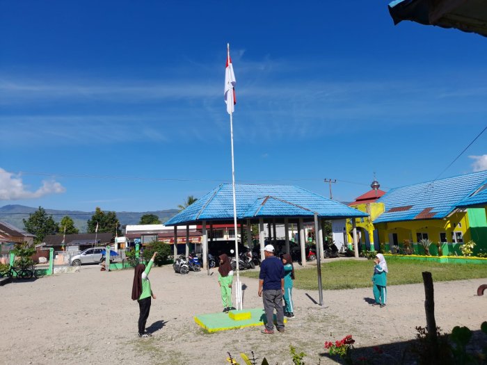 Persiapan Petugas Upacara, Kelas 5A MIN 1 Kerinci Berlatih Bersama Pak Harmadi, S.Ag