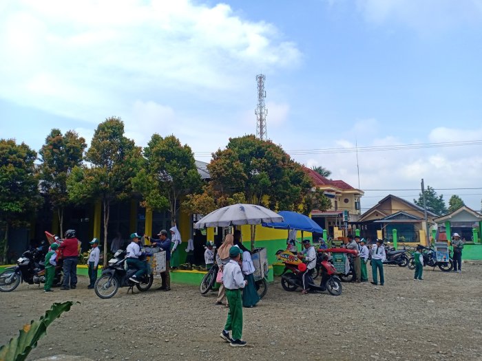 Waktu Istirahat Dimanfaatkan dengan Baik, Siswa MIN 1 Kerinci Berbelanja Secara Tertib dan Santun