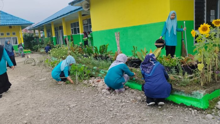 Kerja Bakti Penuh Semangat: Menjadikan MIN 1 Kerinci Lebih Bersih, Indah, dan Sehat