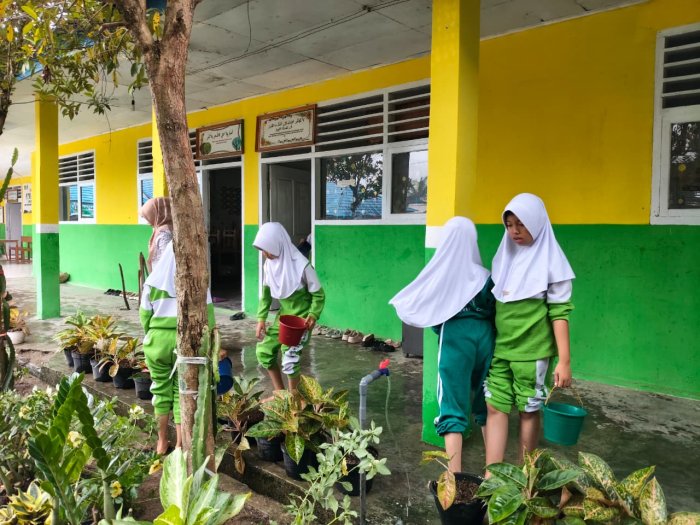 Gotong Royong Jaga Kebersihan, Siswa MIN 1 Kerinci Rawat Kelas dan Halaman Gotong Royong Jaga Kebersihan, Siswa MIN 1 Kerinci Rawat Kelas dan Halaman