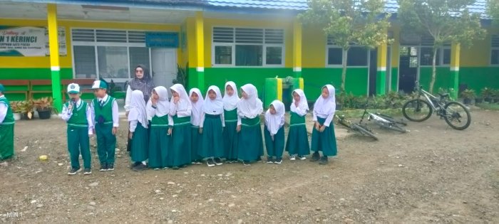 Pembacaan Surat Pendek oleh Siswa Kelas II MIN 1 Kerinci, Wujudkan Generasi Qurani Sejak Dini
