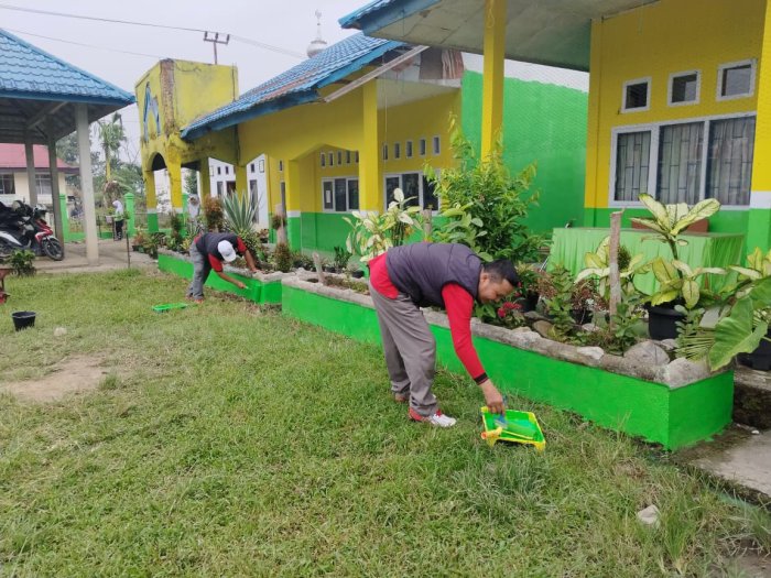 Memperindah Lingkungan Madrasah, MIN 1 Kerinci Wujudkan Suasana Belajar yang Asri dan Nyaman