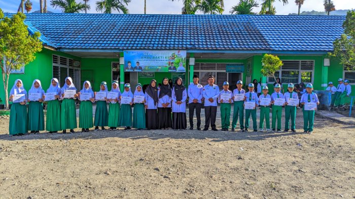 Kepala min 1 kerinci menyerahkan Piagam dan tiska kepada peserta jambore Ranting wilayah III Kabupaten Kerinci