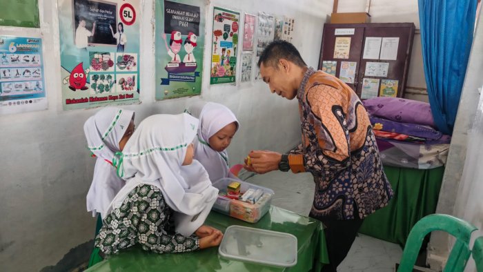 Mata Muda Madrasah: Pembina UKS Perkenalkan Peran dan Fungsi UKS MIN 1 Kerinci kepada Peserta MATSAMA