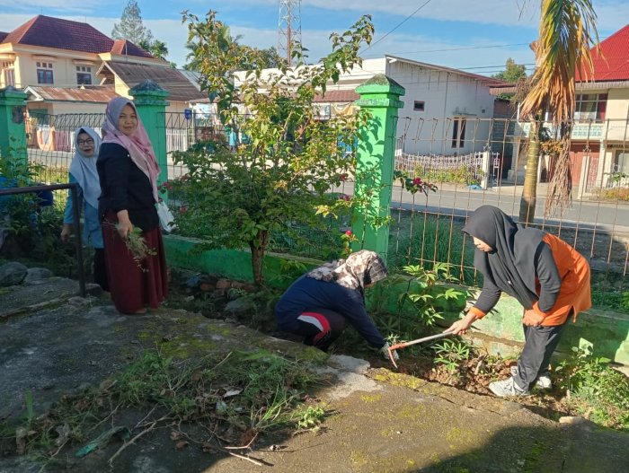 MIN 1 Kerinci Tingkatkan Kebersihan Madrasah Melalui Kegiatan Gotong Royong Bersama MIN 1 Kerinci Tingkatkan Kebersihan Madrasah Melalui Kegiatan Gotong Royong Bersama