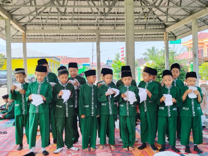 Menanamkan Cinta kepada Allah, Siswa Kelas 4 MIN 1 Kerinci Persembahkan Lantunan Asmaul Husna Menanamkan Cinta kepada Allah, Siswa Kelas 4 MIN 1 Kerinci Persembahkan Lantunan Asmaul Husna