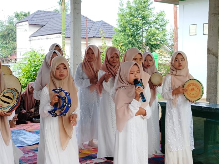 Nada-Nada Cinta untuk Rasulullah, Tim Rebana MIN 1 Kerinci Semarakkan Maulid Nabi Muhammad SAW Nada-Nada Cinta untuk Rasulullah, Tim Rebana MIN 1 Kerinci Semarakkan Maulid Nabi Muhammad SAW