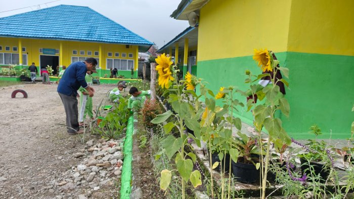 Tangan-Tangan Muda Penuh Semangat, Siswa MIN 1 Kerinci Percantik Lingkungan Madrasah
